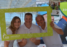 Het team van AB Zuid-Holland op de foto in de kas bij Huyskweker Vers van Voorne. Bezoekers konden bij het team ook op de foto en meedoen aan een loterij.